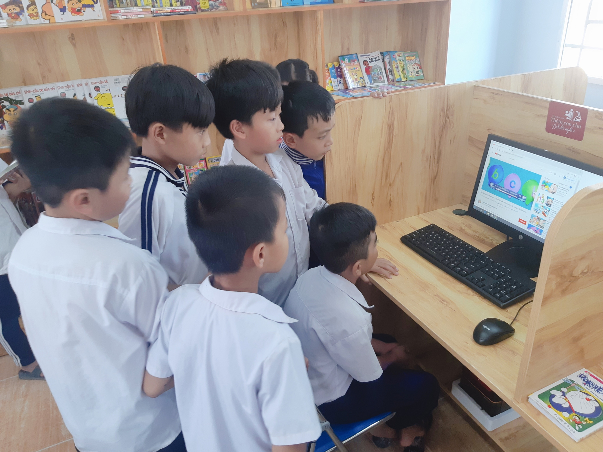 Agribank Chi nhánh Trà Vinh: Tặng tủ sách, dụng cụ học tập cho trường Tiểu học Tam Ngãi B - Ảnh 7.