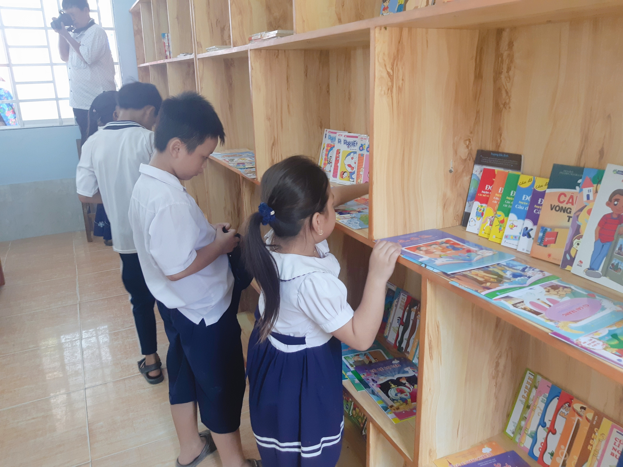 Agribank Chi nhánh Trà Vinh: Tặng tủ sách, dụng cụ học tập cho trường Tiểu học Tam Ngãi B - Ảnh 9.
