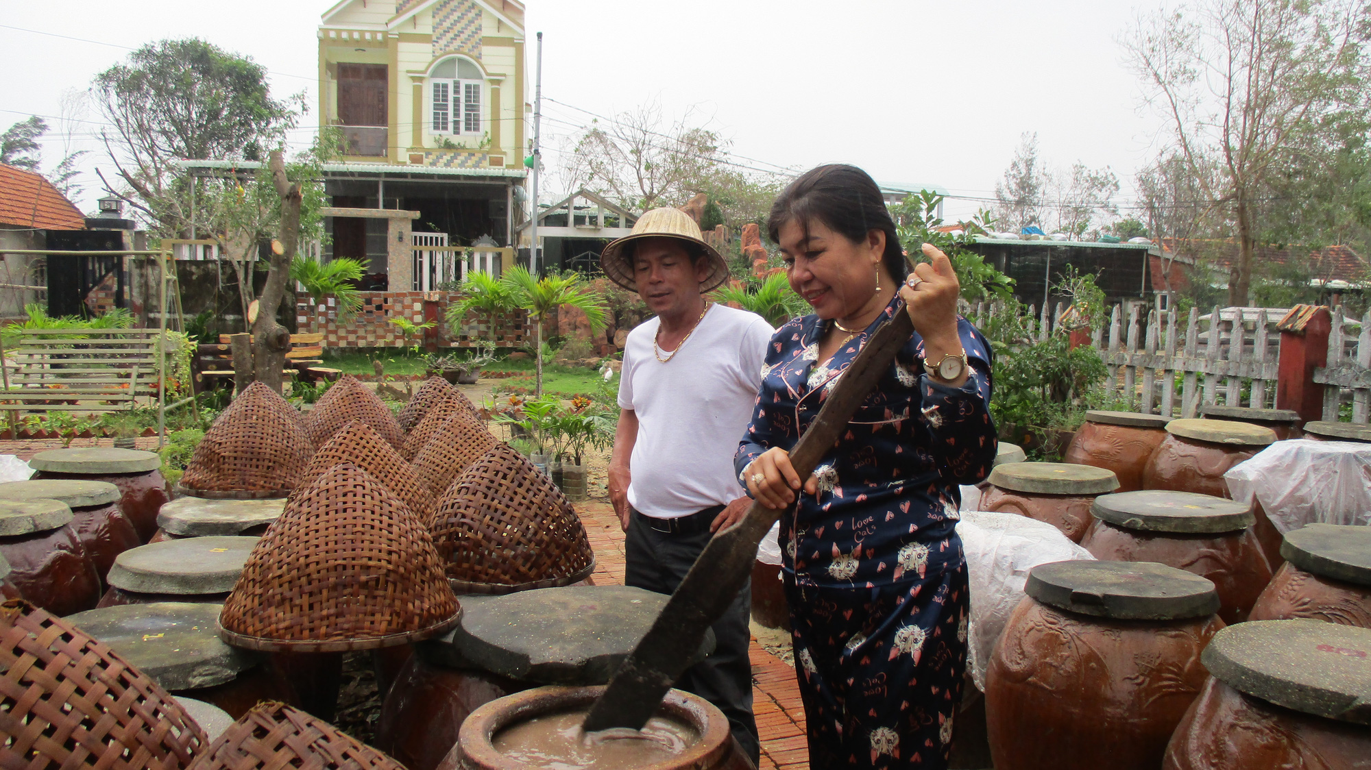 &quot;Con đẻ&quot; làng nghề nước mắm Cửa Khe đổi đời nhờ lưu giữ vị ngọt của biển - Ảnh 1.