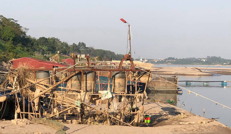 Phú Thọ: Sông Đà lại đột ngột cạn nước, nông dân hối hả cứu cá lồng - Ảnh 3.