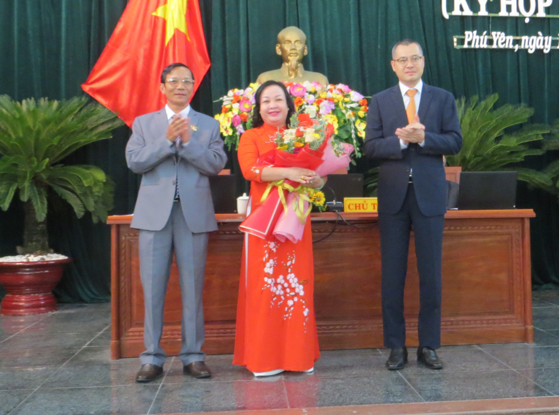 Tân Chủ tịch HĐND và UBND tỉnh Phú Yên đều sinh năm 1973 - Ảnh 1.