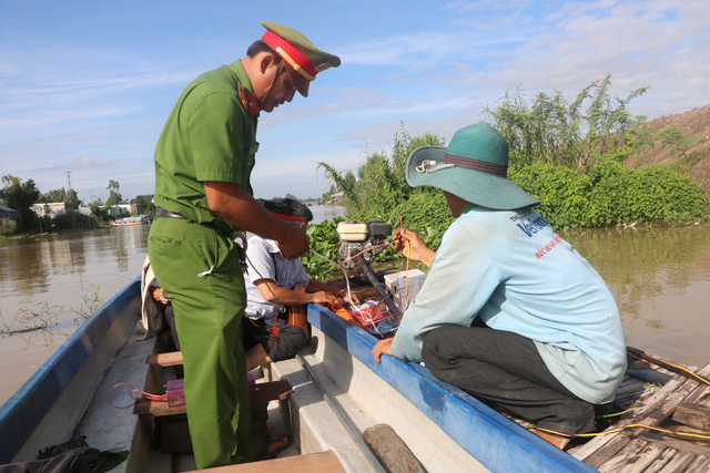 Đồng Tháp: Đánh bắt kiểu tận diệt cá tôm, chỉ đi 1 buổi trên sông đã thấy đáng báo động - Ảnh 1.