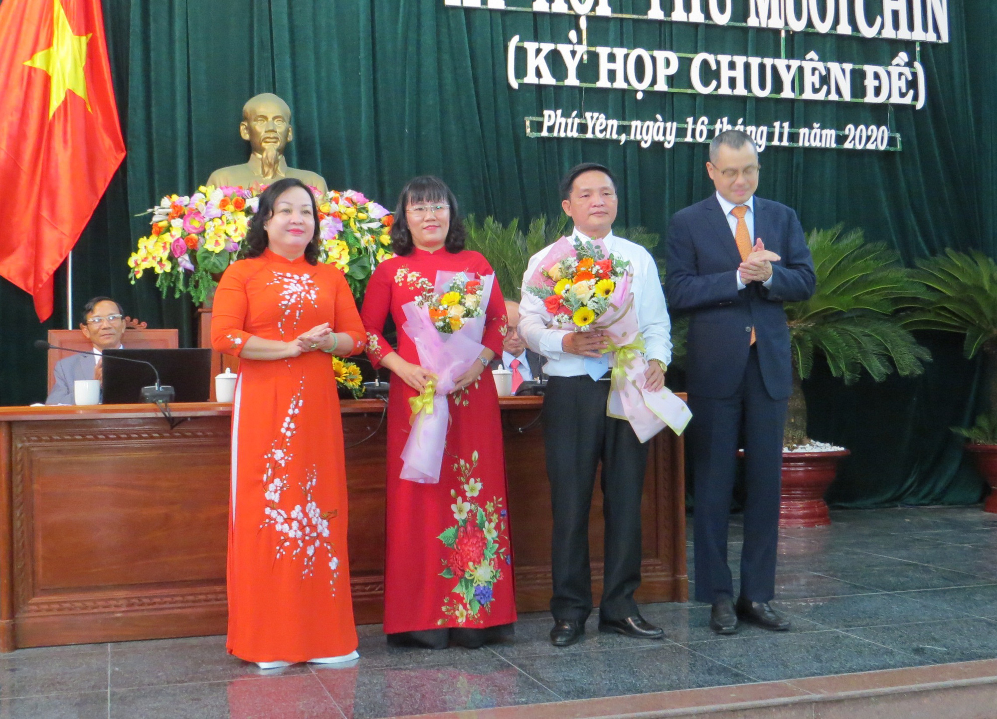 Tân Chủ tịch HĐND và UBND tỉnh Phú Yên đều sinh năm 1973 - Ảnh 3.