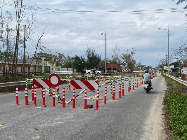 Quảng Ngãi: Dựng rào, cắm biển giảm họa cho tường chắn bê tông ở cầu Trà Bồng  - Ảnh 5.