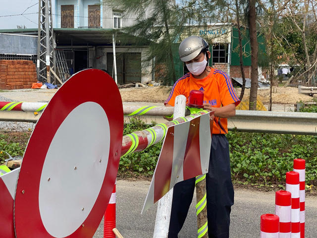 Quảng Ngãi: Dựng rào, cắm biển giảm họa cho tường chắn bê tông ở cầu Trà Bồng  - Ảnh 1.