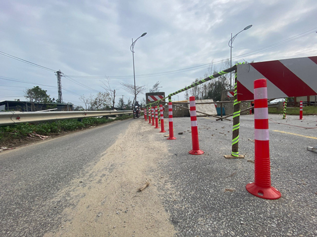 Quảng Ngãi: Dựng rào, cắm biển giảm họa cho tường chắn bê tông ở cầu Trà Bồng  - Ảnh 4.