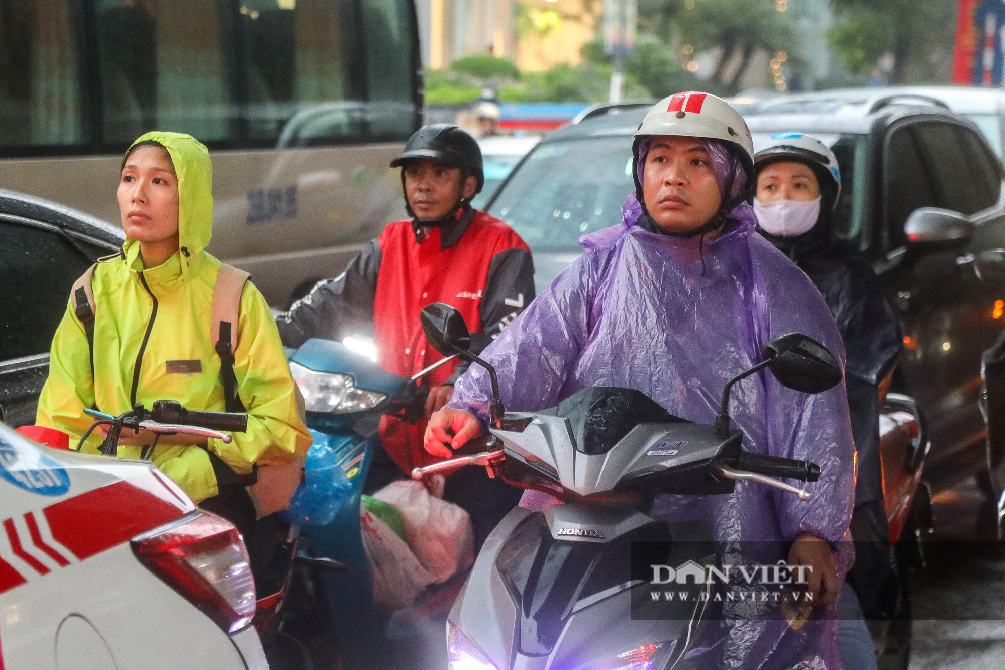 Hà Nội: Tăng mức phạt gấp 10 lần, người dân vẫn &quot;quên&quot; khẩu trang - Ảnh 2.