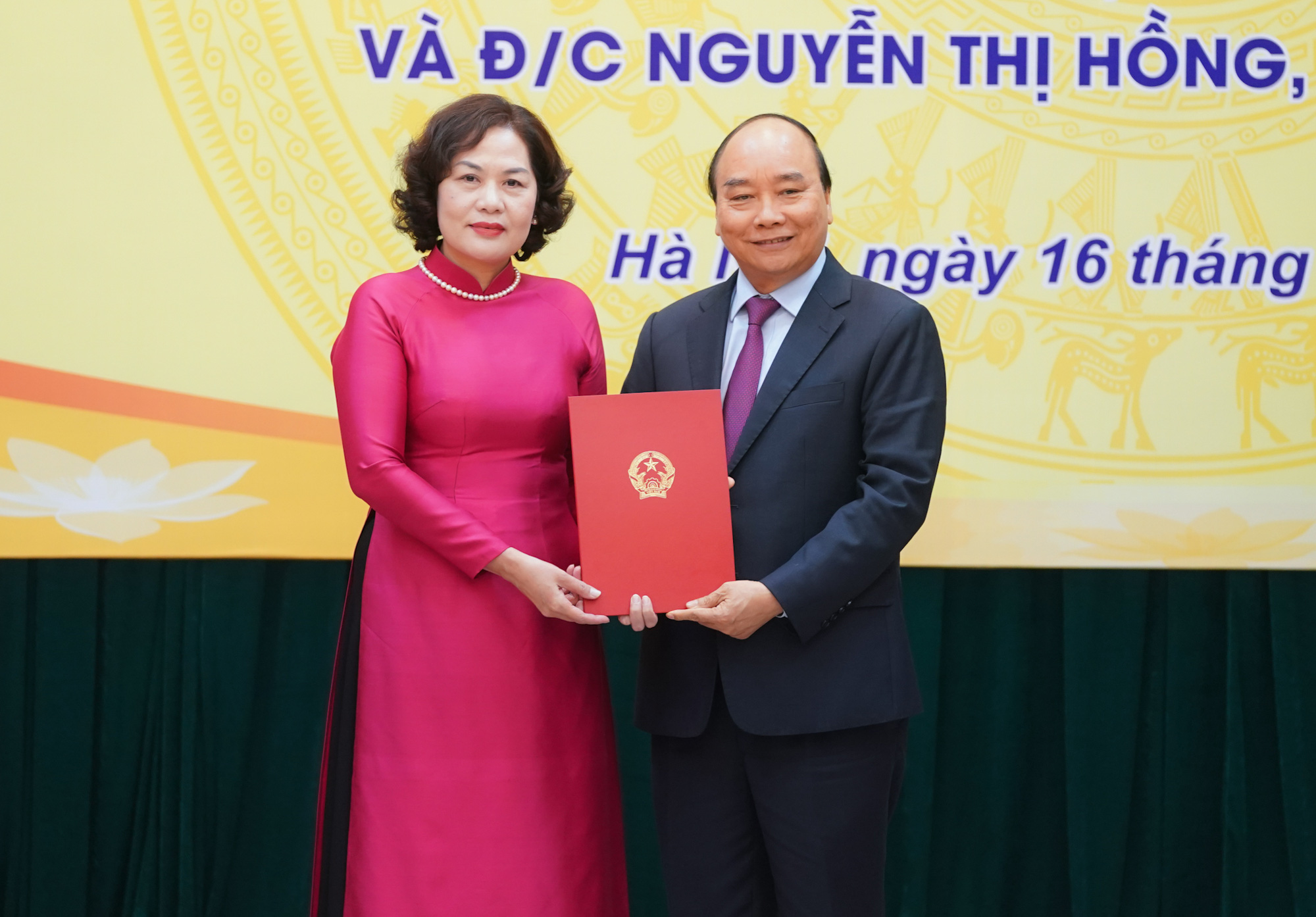 Trao quyết định bổ nhiệm nữ Thống đốc Ngân hàng Nhà nước đầu tiên Nguyễn Thị Hồng - Ảnh 2.