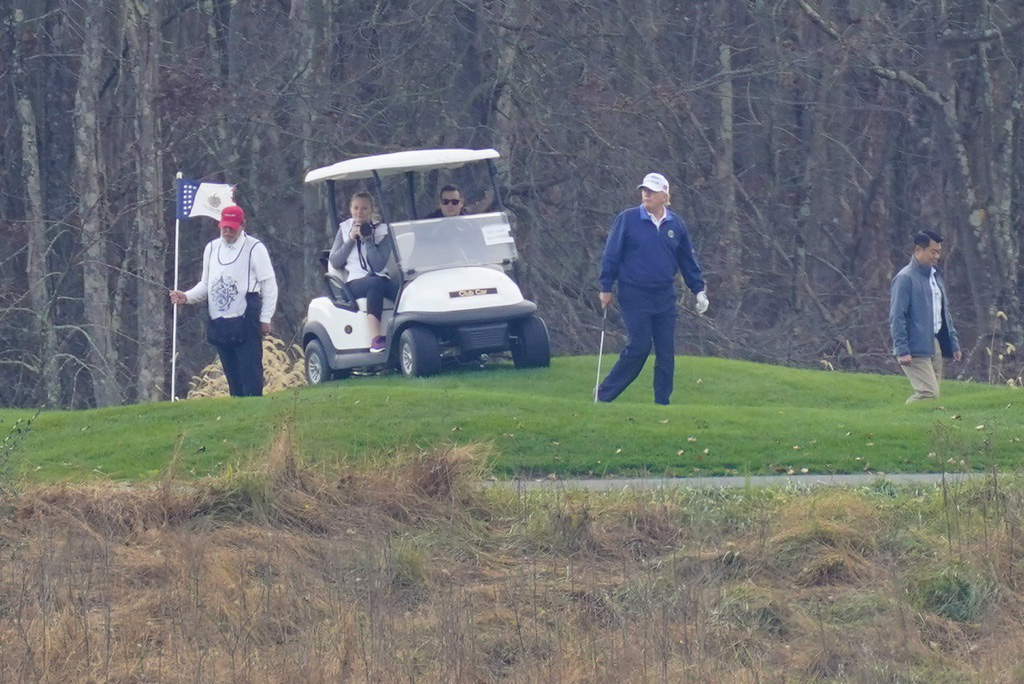 Ảnh: Nghìn người kéo về Washington phản đối kết quả bầu cử, Tổng thống Donald Trump vẫn đi chơi golf - Ảnh 11.