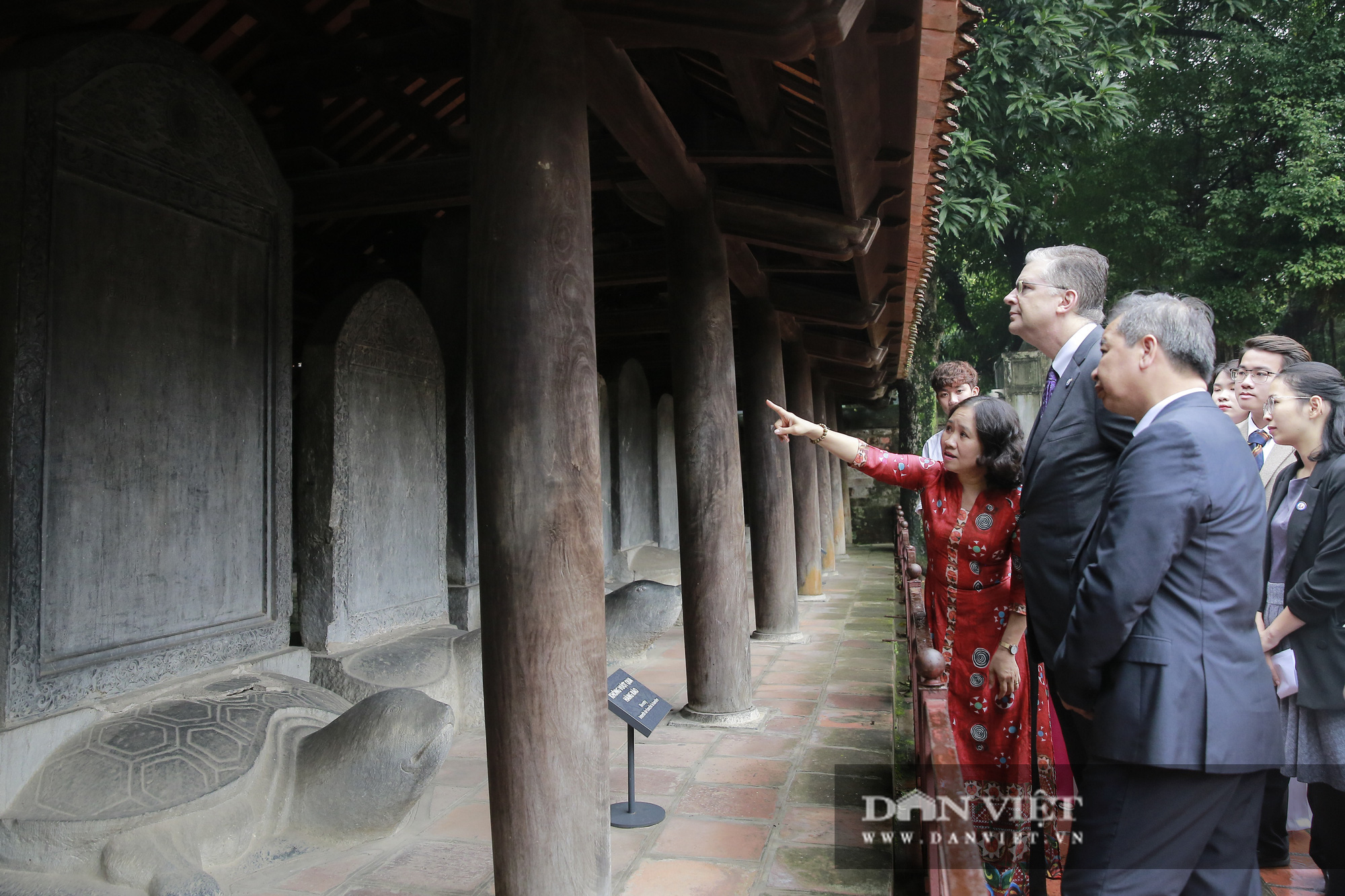 Đại sứ Mỹ thăm Văn Miếu nhân ngày Nhà giáo Việt Nam - Ảnh 7.