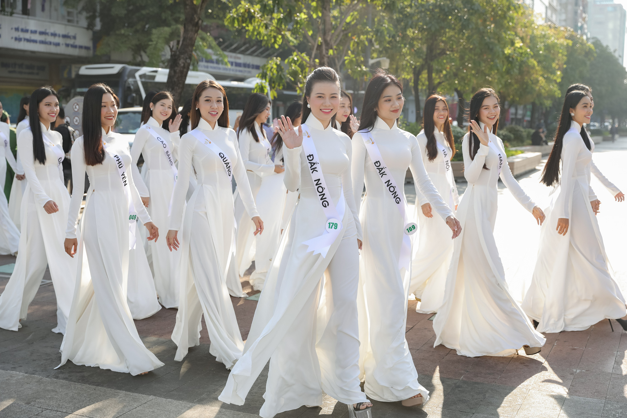 32 thí sinh vào bán kết Miss Tourism Vietnam 2020 tỏa sáng với tà áo dài trắng - Ảnh 3.