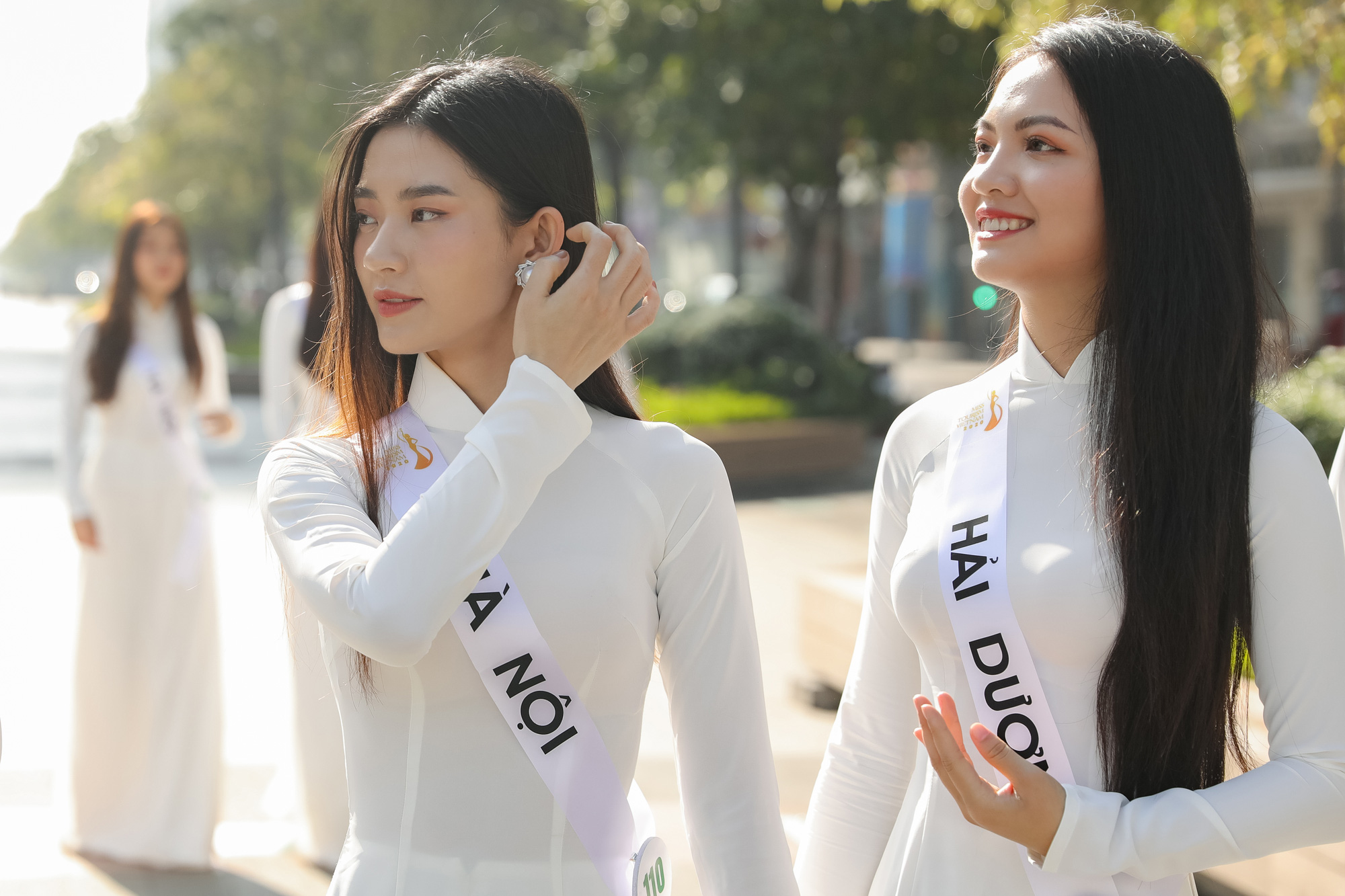 32 thí sinh vào bán kết Miss Tourism Vietnam 2020 tỏa sáng với tà áo dài trắng - Ảnh 2.