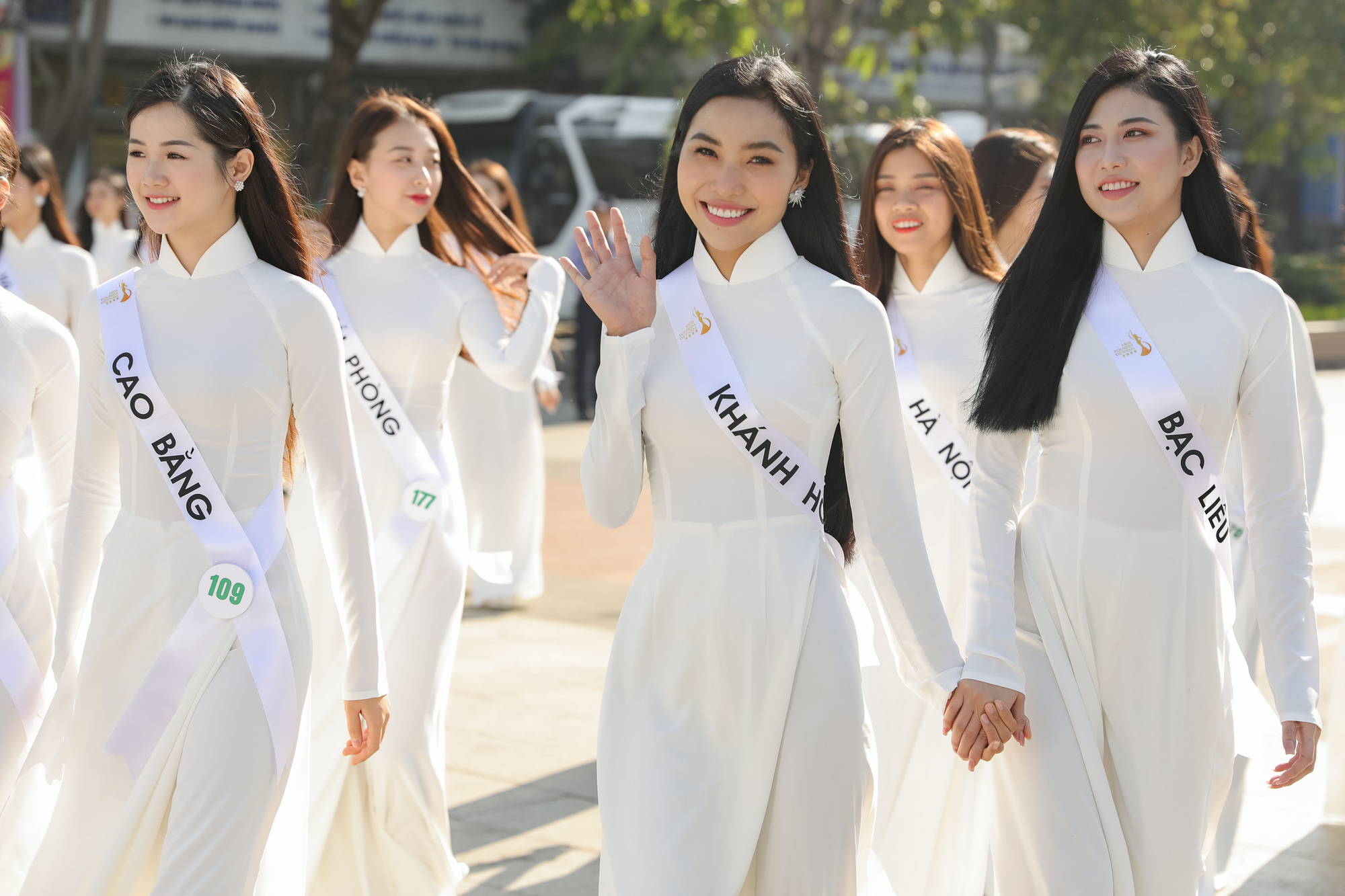 32 thí sinh vào bán kết Miss Tourism Vietnam 2020 tỏa sáng với tà áo dài trắng - Ảnh 1.