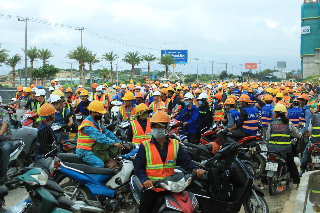 “Đại công trường” Bãi Dài - Cam Ranh hối hả thi công - Ảnh 1.