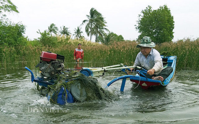 Cà Mau: Một ông nông dân sáng chế máy cày siêu nhẹ &quot;bơi&quot; như cá, hơn hẳn máy Nga, máy Trung Quốc