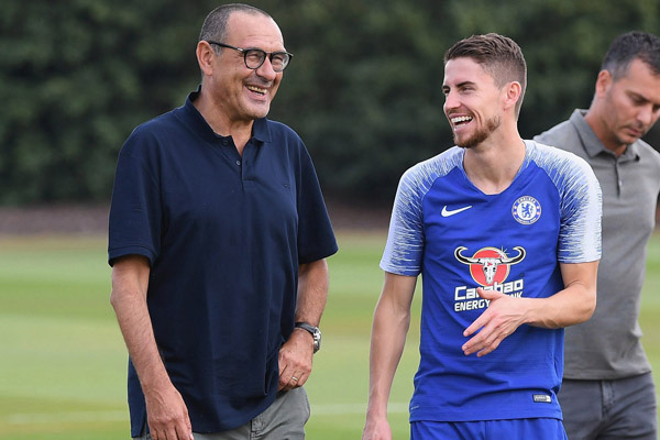 Jorginho thân mật với HLV Sarri.