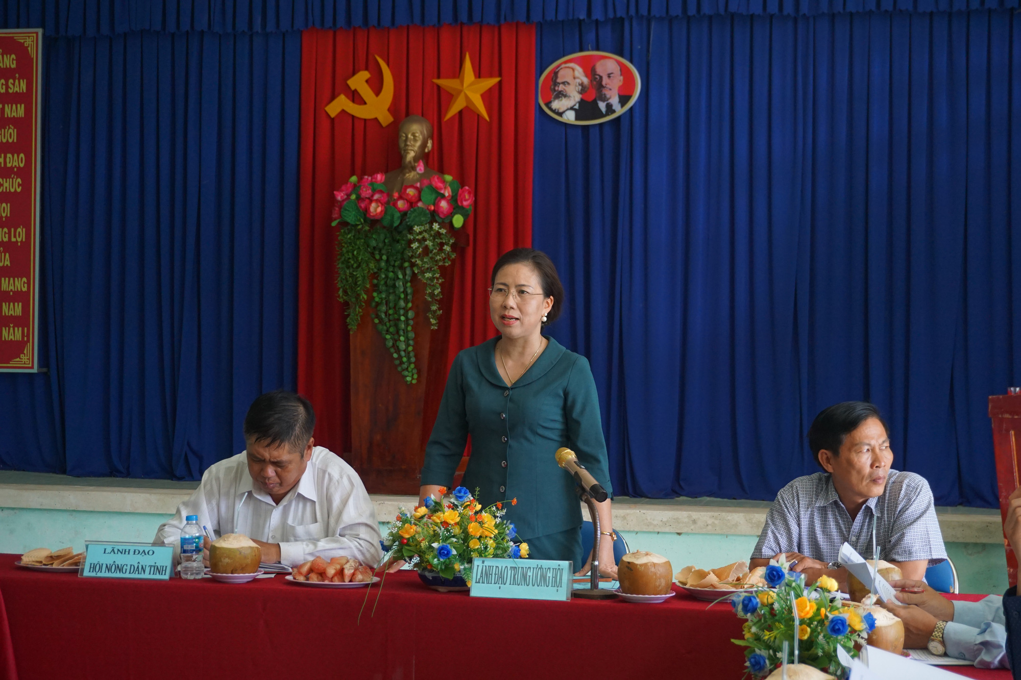 Phó Chủ tịch TƯ Hội NDVN Bùi Thị Thơm kiểm tra công tác Hội và phong trào nông dân tại Bến Tre - Ảnh 1.