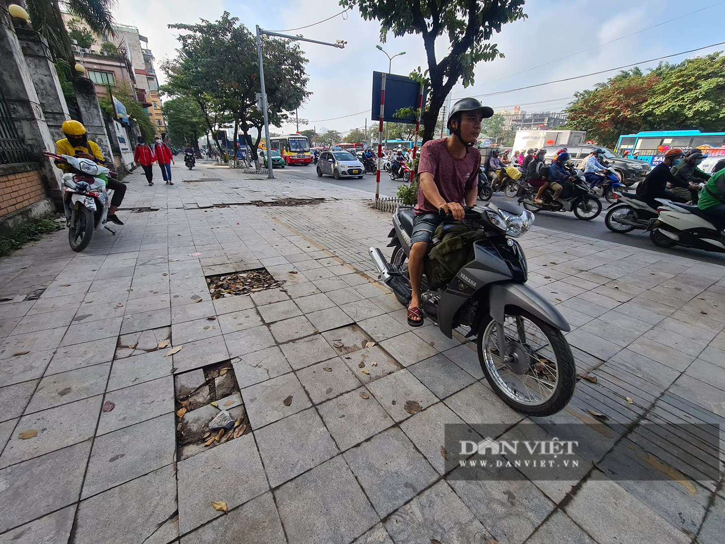 Cận cảnh những &quot;ổ voi&quot; trên vỉa hè lát đá độ bền 70 năm - Ảnh 5.