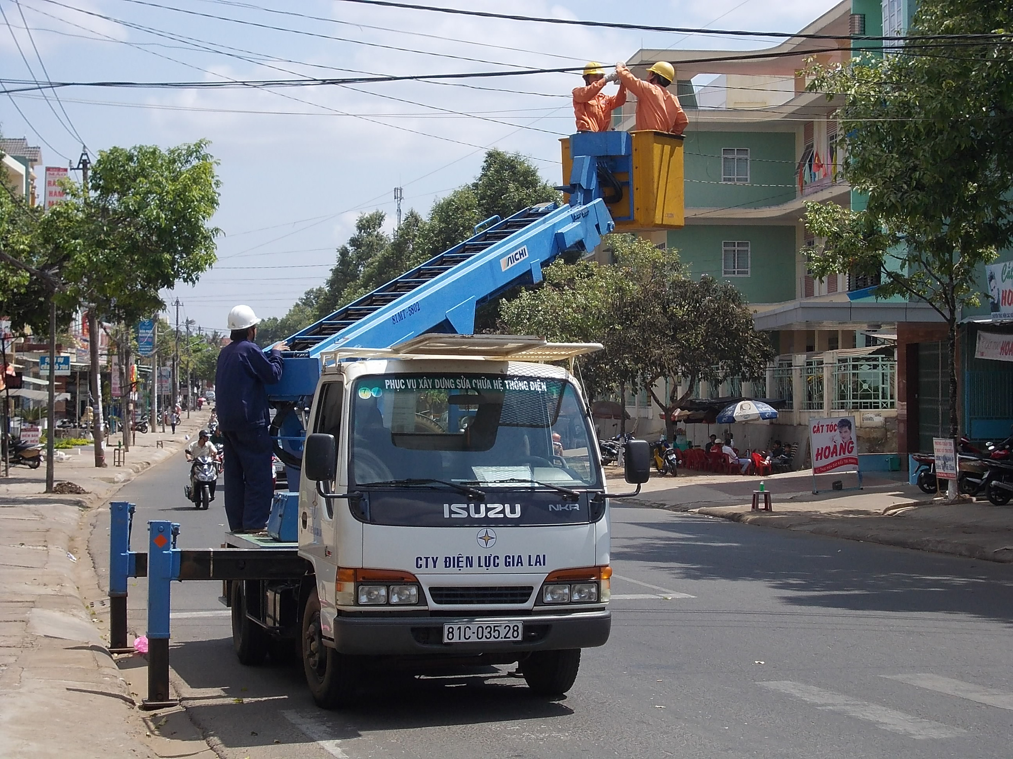 Điện lực Pleiku (PC Gia Lai): Gần 100% khách hàng sử dụng đường dây sau công tơ đảm bảo chất lượng, an toàn  - Ảnh 2.