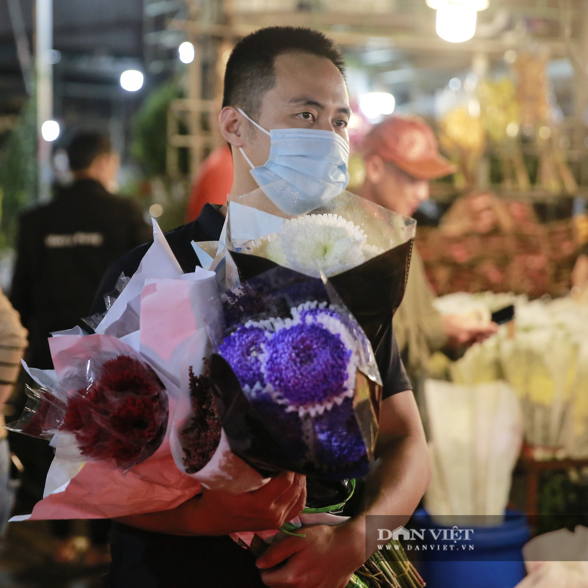 Chợ hoa Quảng An nhộn nhịp trước ngày 20/11 - Ảnh 12.