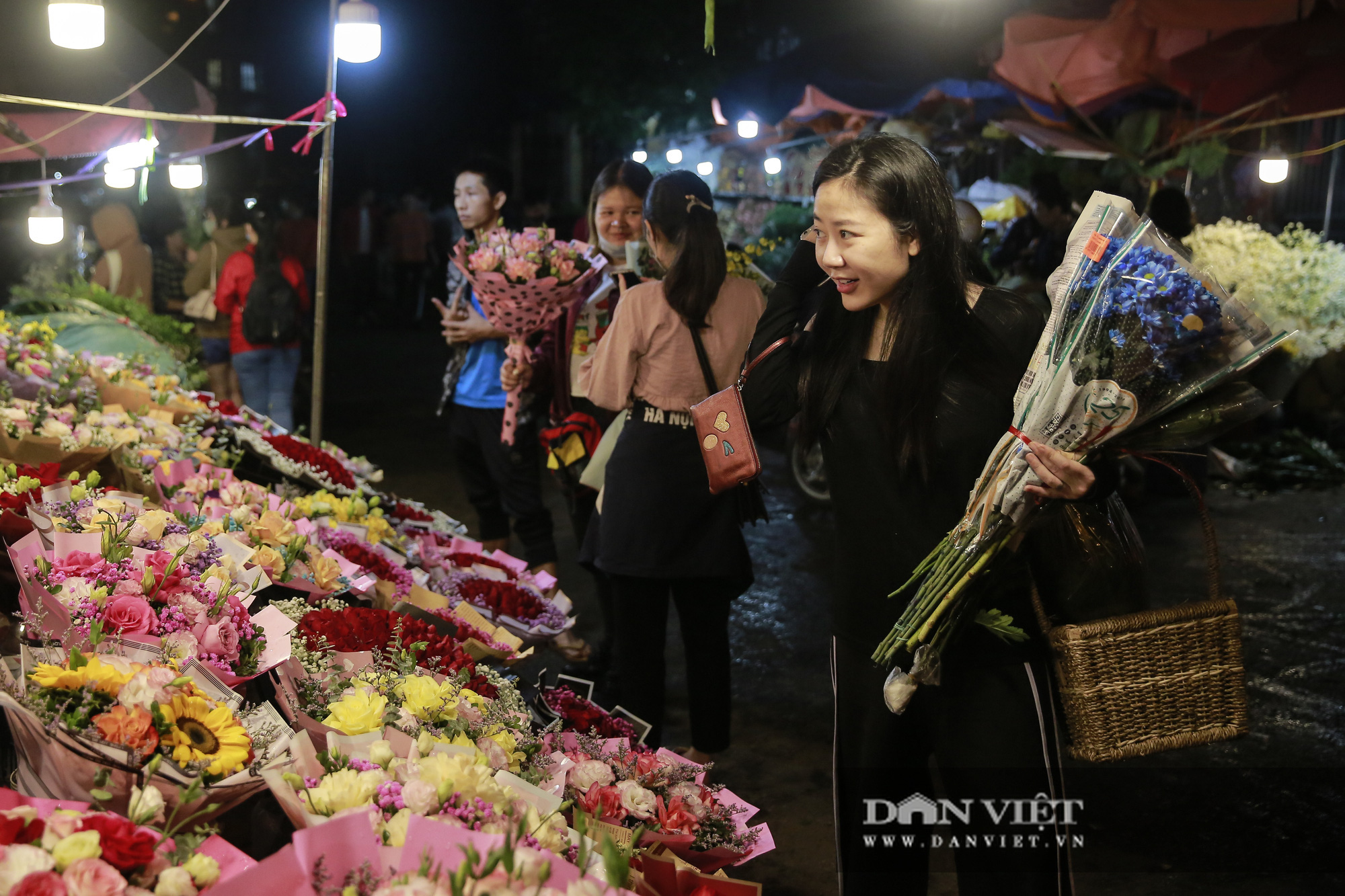 Chợ hoa Quảng An nhộn nhịp trước ngày 20/11 - Ảnh 3.