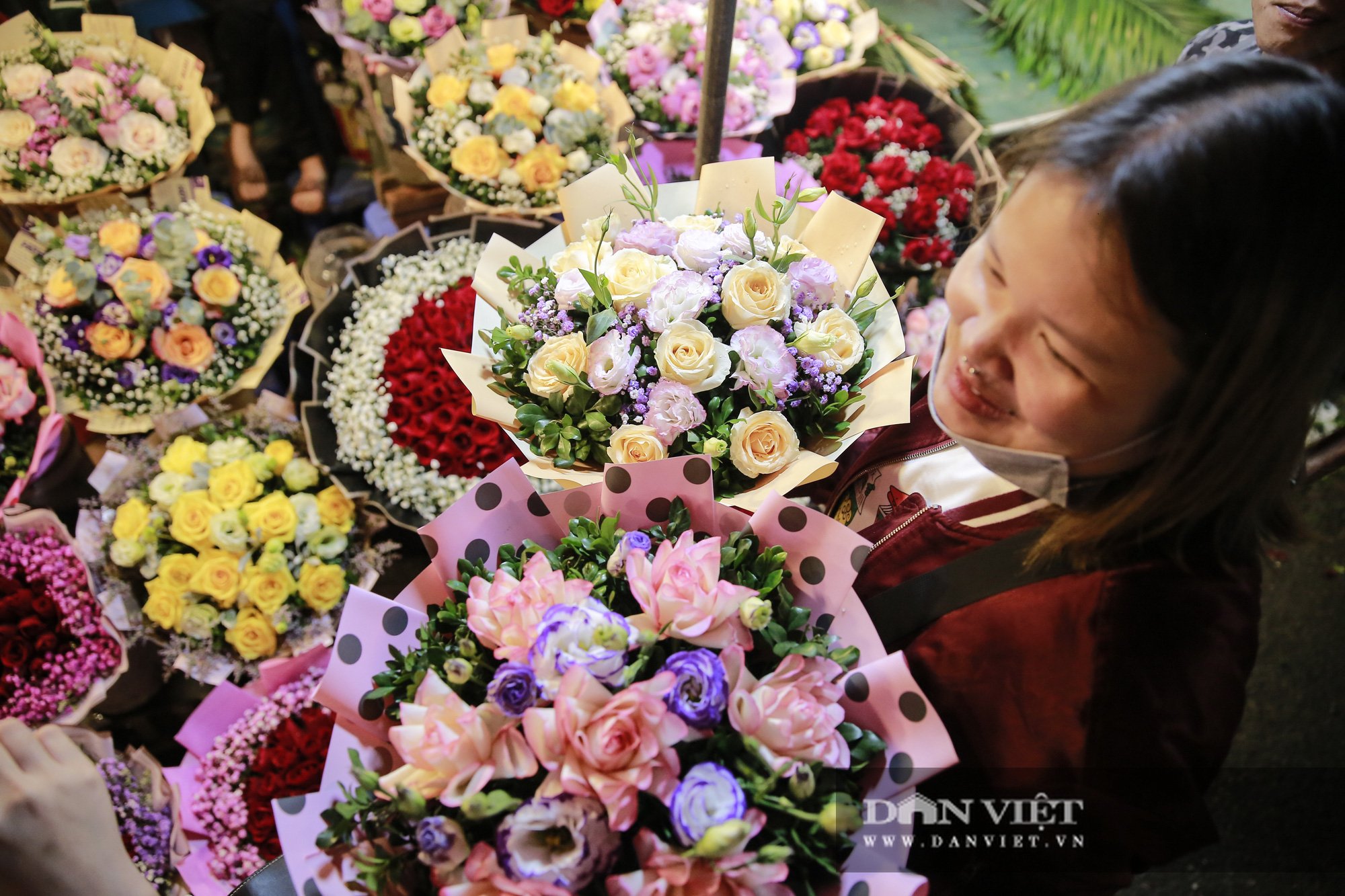 Chợ hoa Quảng An nhộn nhịp trước ngày 20/11 - Ảnh 4.
