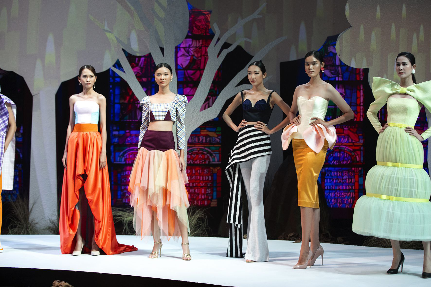 Hà Kiều Anh, Đoan Trang, Vy Oanh, Thúy Diễm đưa con lên sàn catwalk - Ảnh 6.