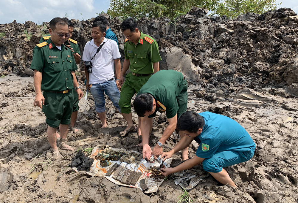 An Giang: Xúc đất phát hiện hàng trăm viên đạn và súng - Ảnh 1.