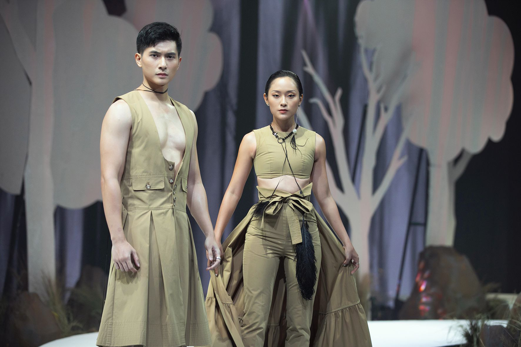 Hà Kiều Anh, Đoan Trang, Vy Oanh, Thúy Diễm đưa con lên sàn catwalk - Ảnh 4.