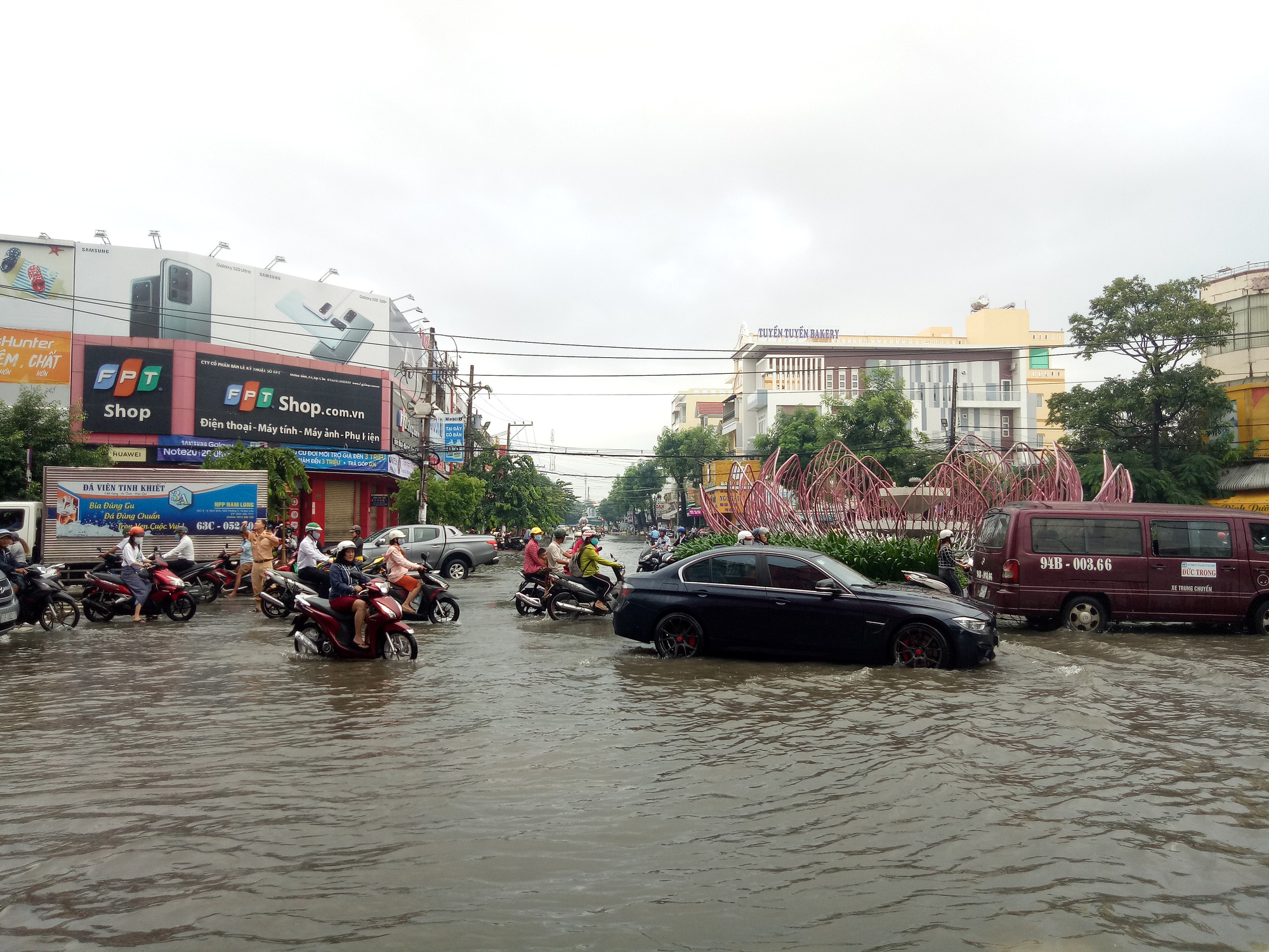 Đường phố Bạc Liêu thành sông sau trận mưa 2 tiếng - Ảnh 3.