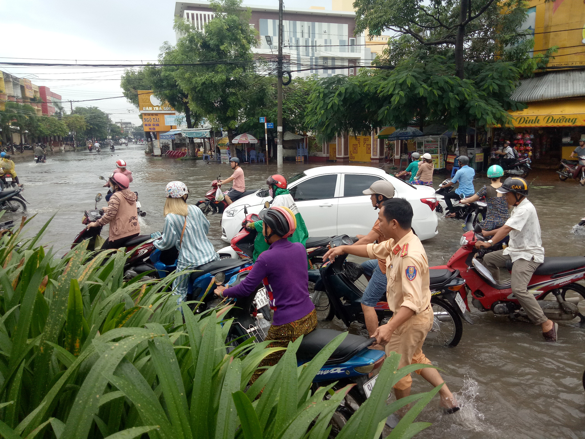 Đường phố Bạc Liêu thành sông sau trận mưa 2 tiếng - Ảnh 8.