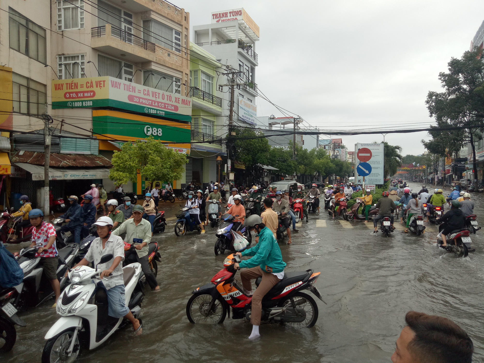 Đường phố Bạc Liêu thành sông sau trận mưa 2 tiếng - Ảnh 6.