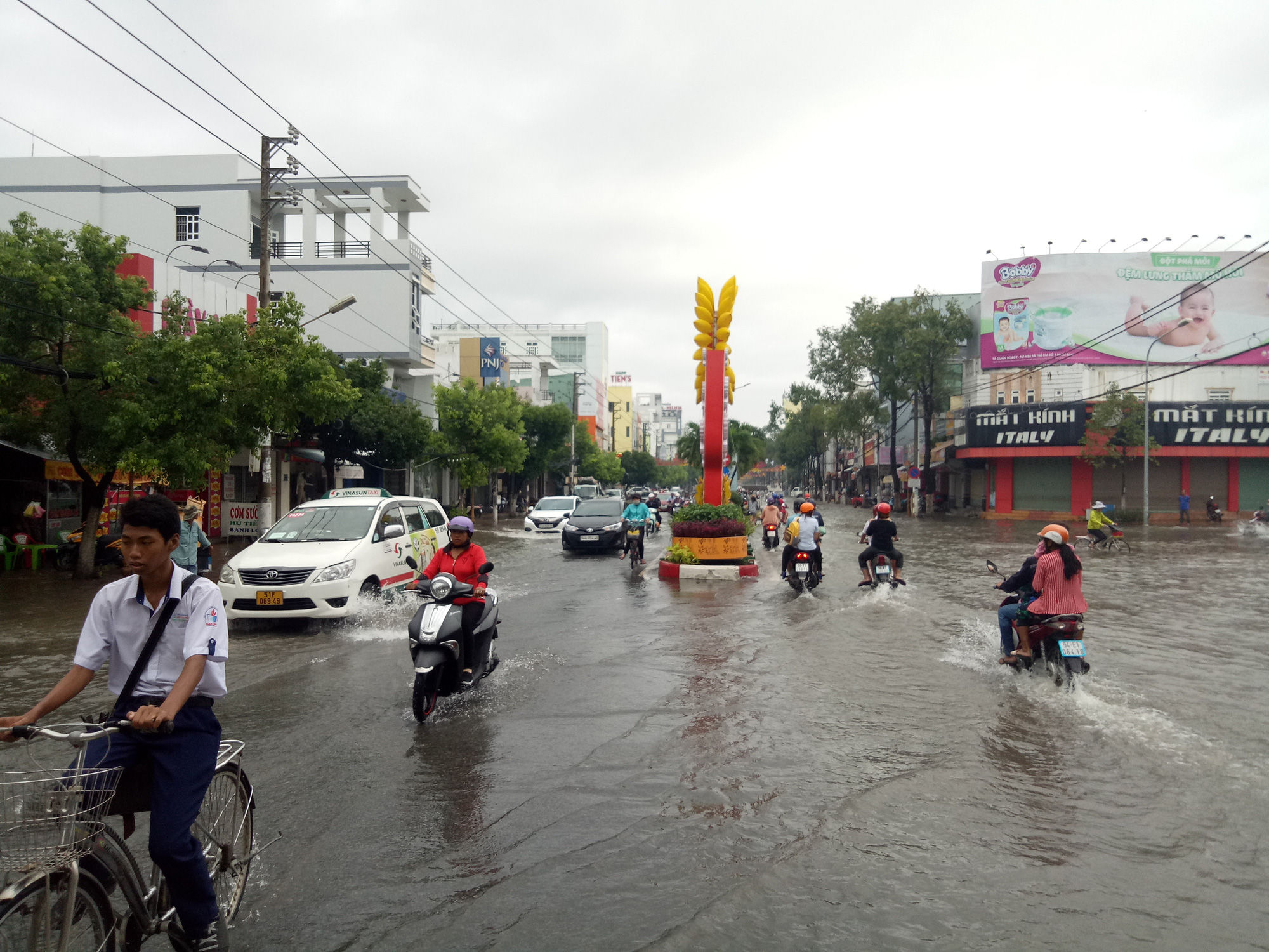Đường phố Bạc Liêu thành sông sau trận mưa 2 tiếng - Ảnh 4.