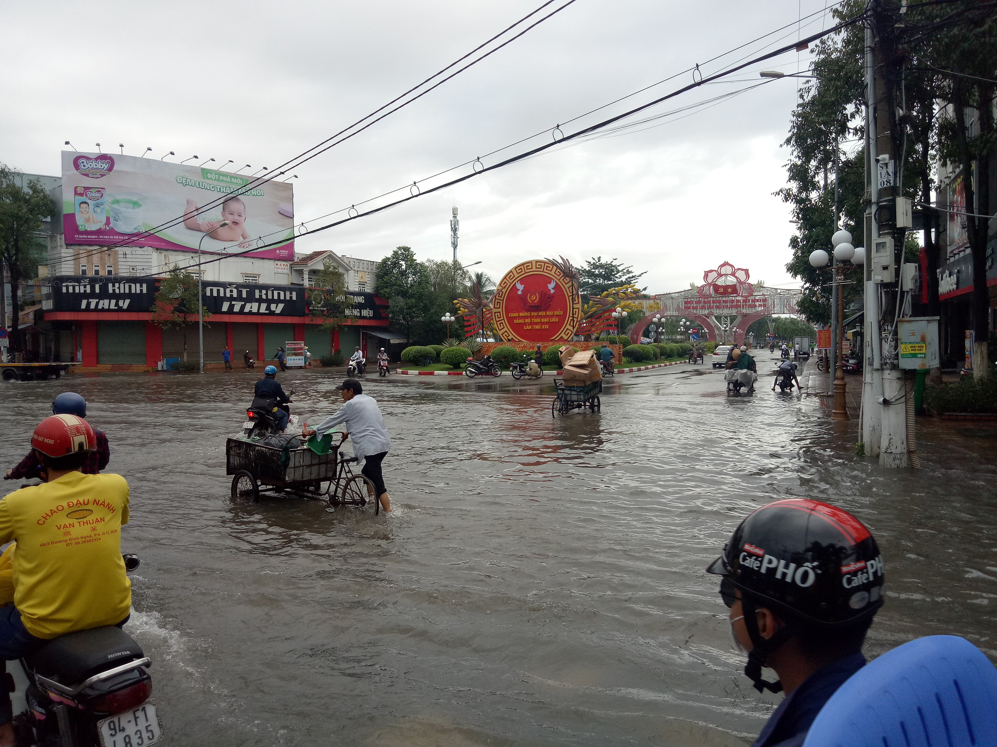 Đường phố Bạc Liêu thành sông sau trận mưa 2 tiếng - Ảnh 5.