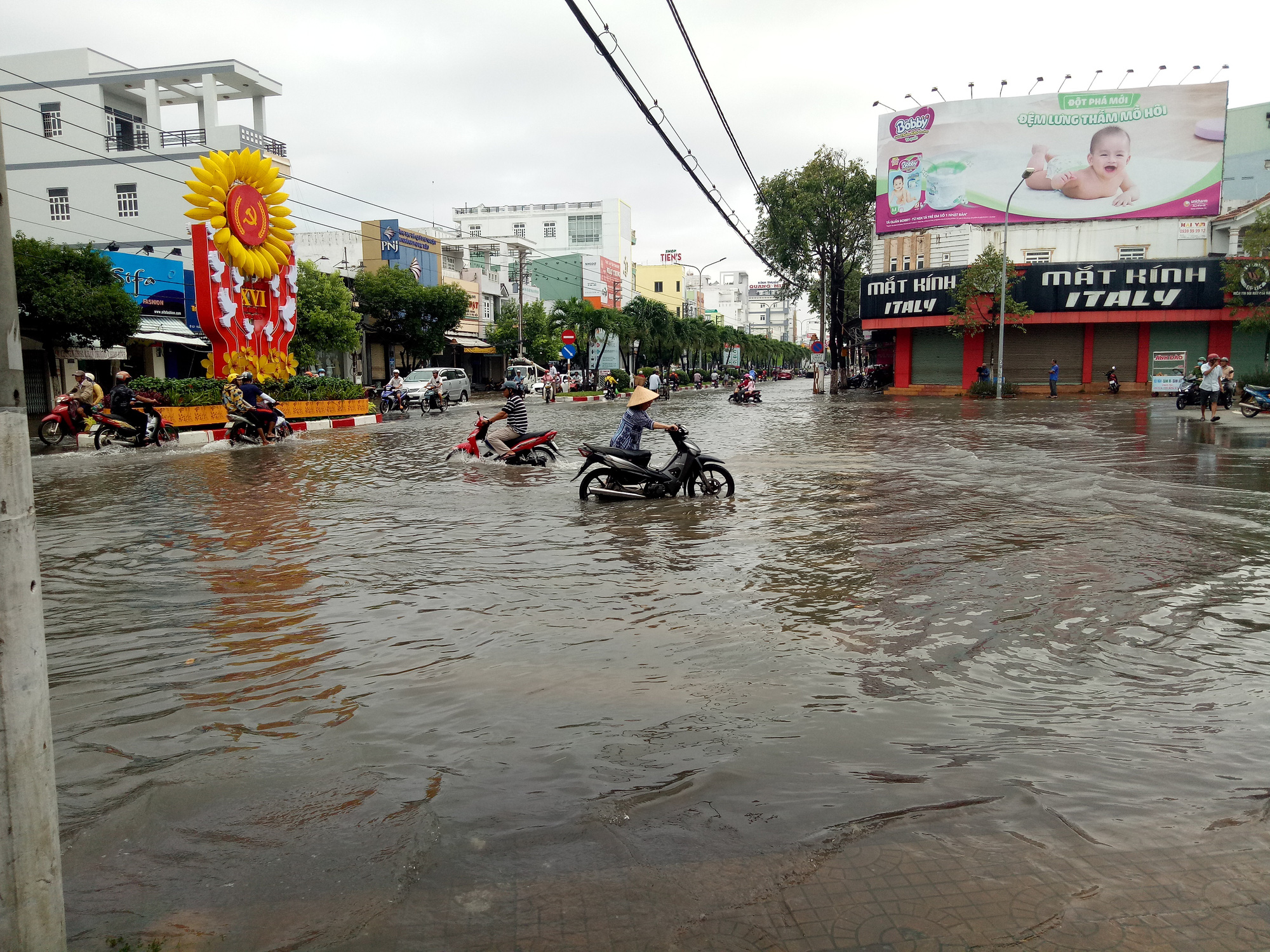 Đường phố Bạc Liêu thành sông sau trận mưa 2 tiếng - Ảnh 7.