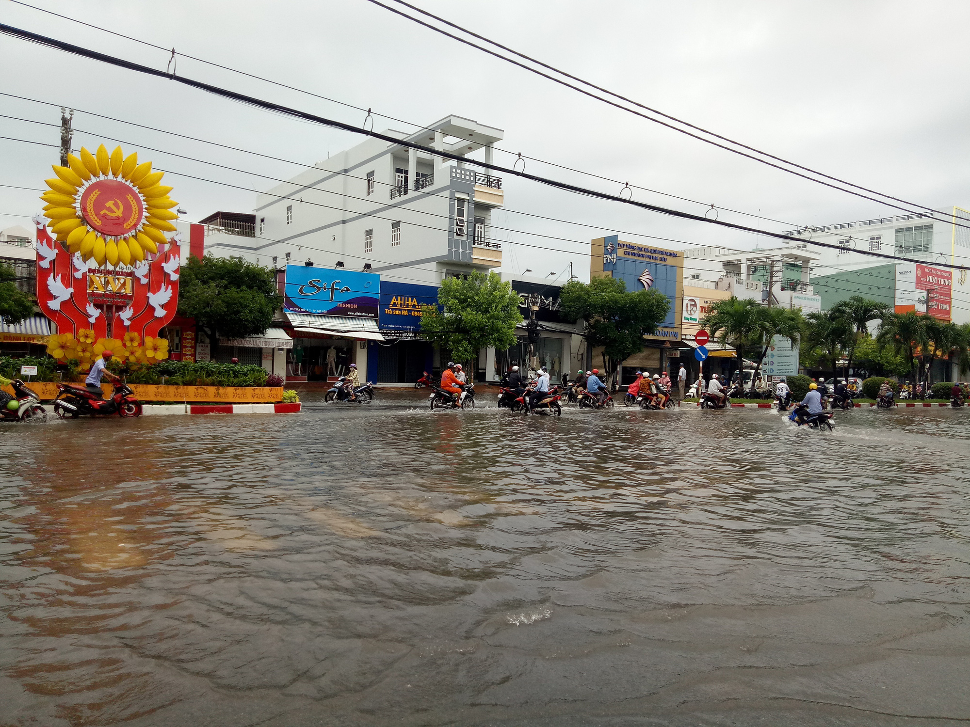 Đường phố Bạc Liêu thành sông sau trận mưa 2 tiếng - Ảnh 2.
