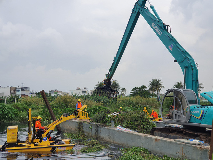 TP.HCM: Nỗ lực tìm cách vớt, thu gom chất thải rắn trên sông - Ảnh 1.