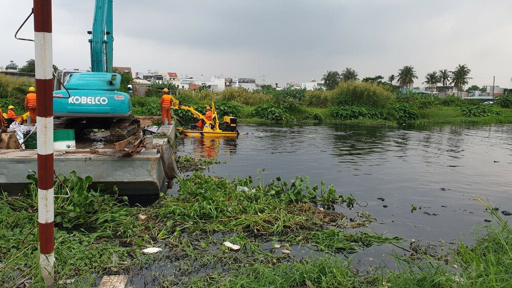 TP.HCM: Nỗ lực tìm cách vớt, thu gom chất thải rắn trên sông - Ảnh 5.