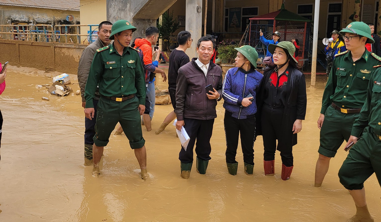 Tâm thư vùng bão lũ nhân ngày Nhà giáo Việt Nam 20/11 khiến người đọc cay cay khoé mắt - Ảnh 1.