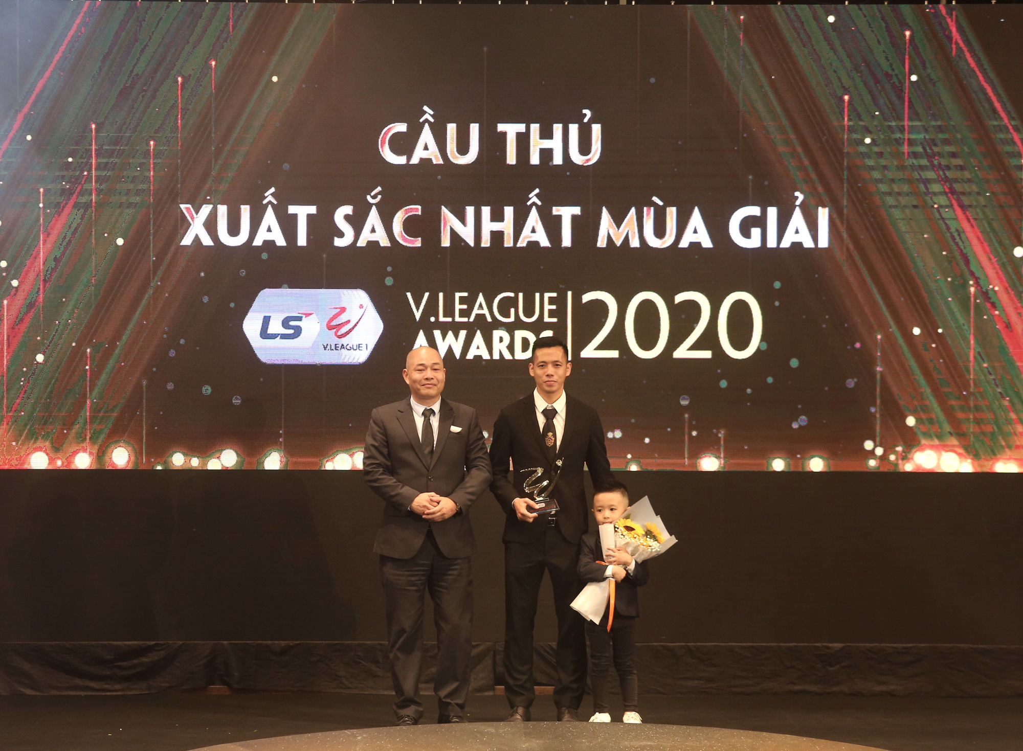 Văn Quyết cùng con trai nhận giải thưởng Cầu thủ xuất sắc nhất V.League 2020. Ảnh: Hải Đăng