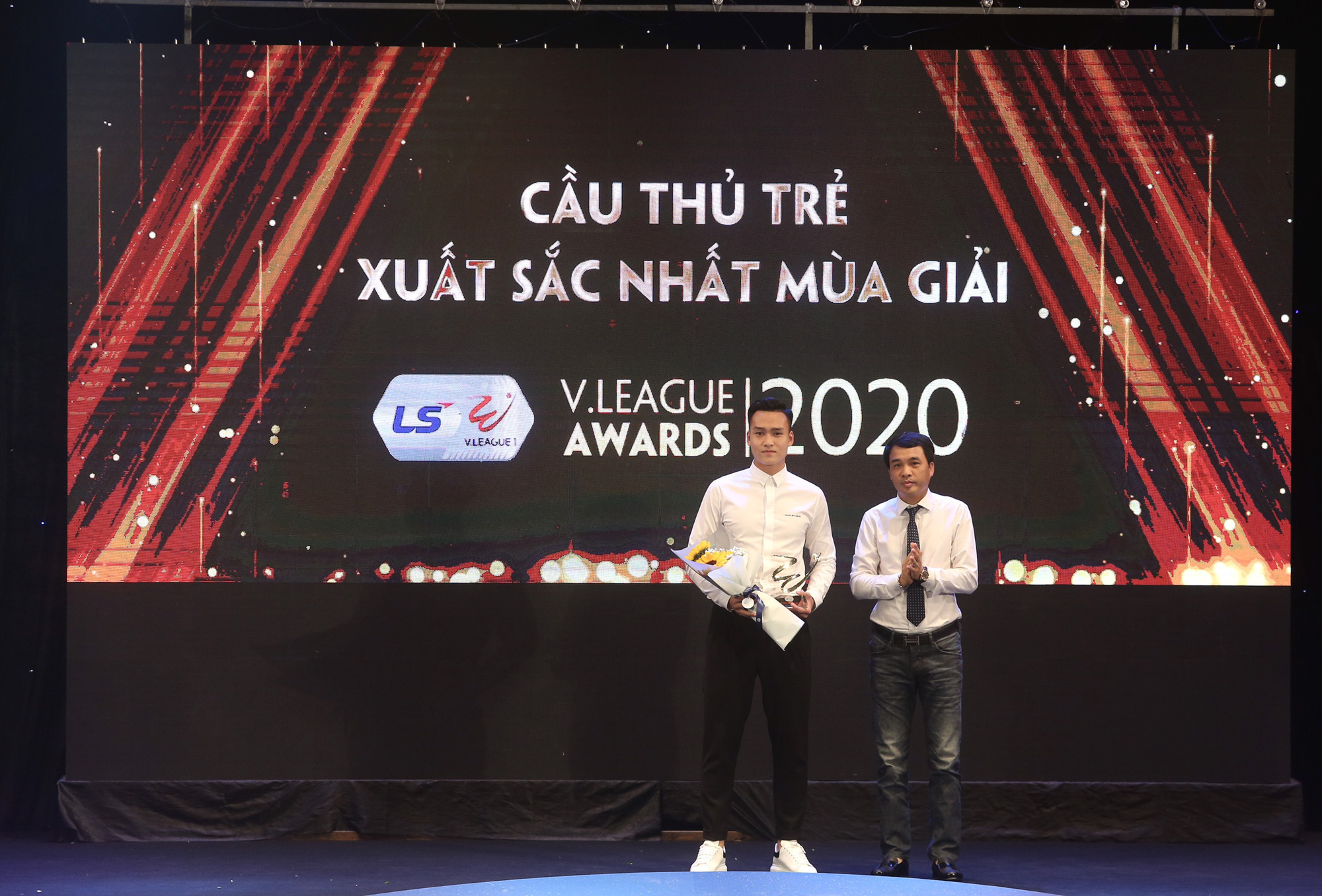 Văn Quyết,HLV Trương Việt Hoàng tỏa sáng tại V.League Awards 2020 - Ảnh 3.