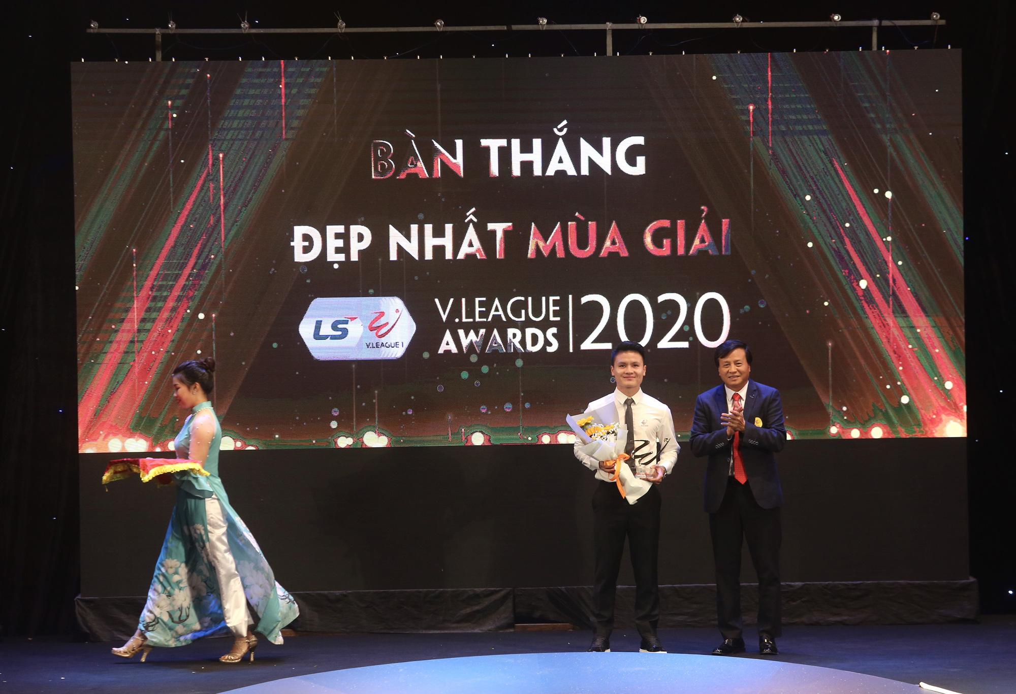 Văn Quyết,HLV Trương Việt Hoàng tỏa sáng tại V.League Awards 2020 - Ảnh 2.