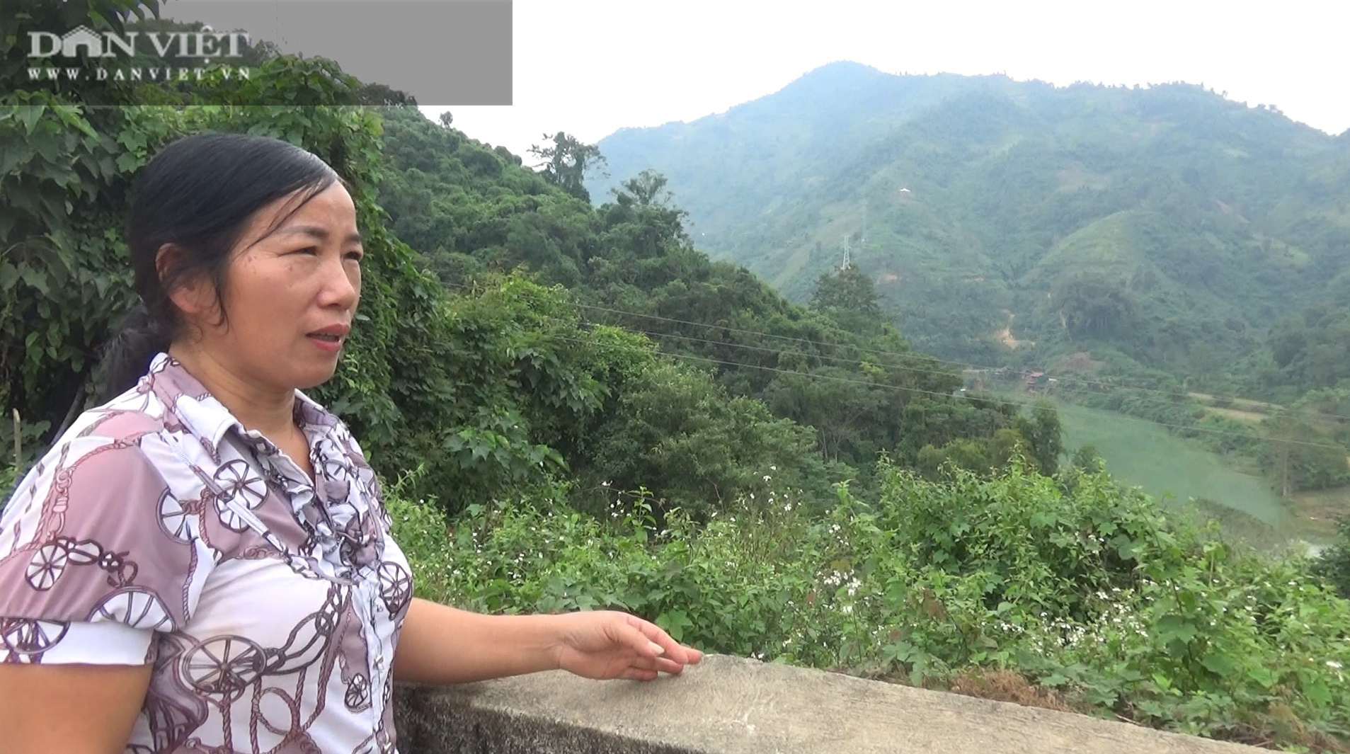 Cô Tô Thị Yên vừa chỉ tay về phía sông Gâm nơi cô bị ngã xuống sông vài năm trước vừa kể lại câu chuyện với PV.