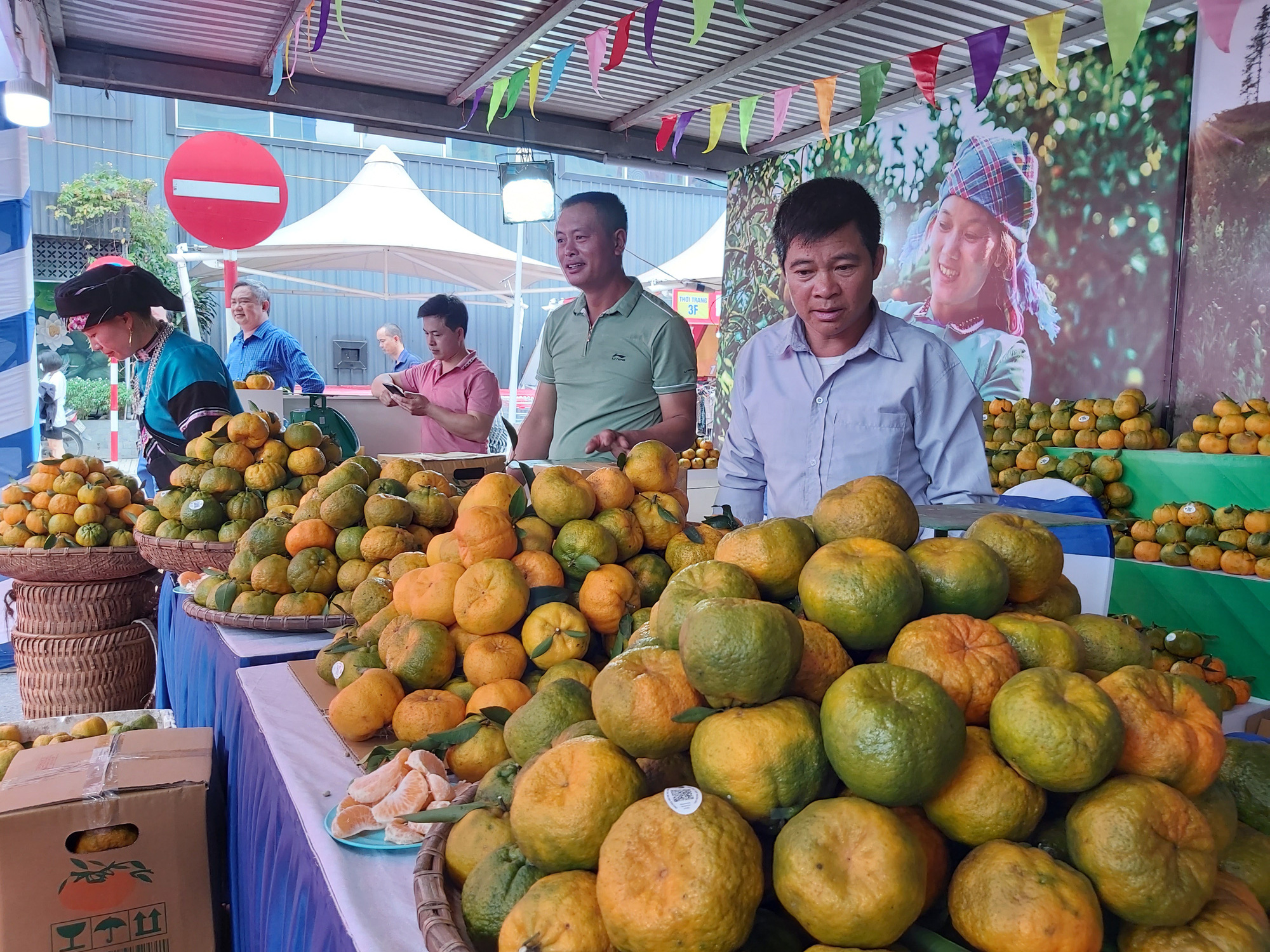 Quýt ngọt, gạo Séng Cù, bưởi Múc...của huyện Mường Khương &quot;đổ bộ&quot; xuống Thủ đô, người dân mê mẩn mua về ăn thử - Ảnh 11.