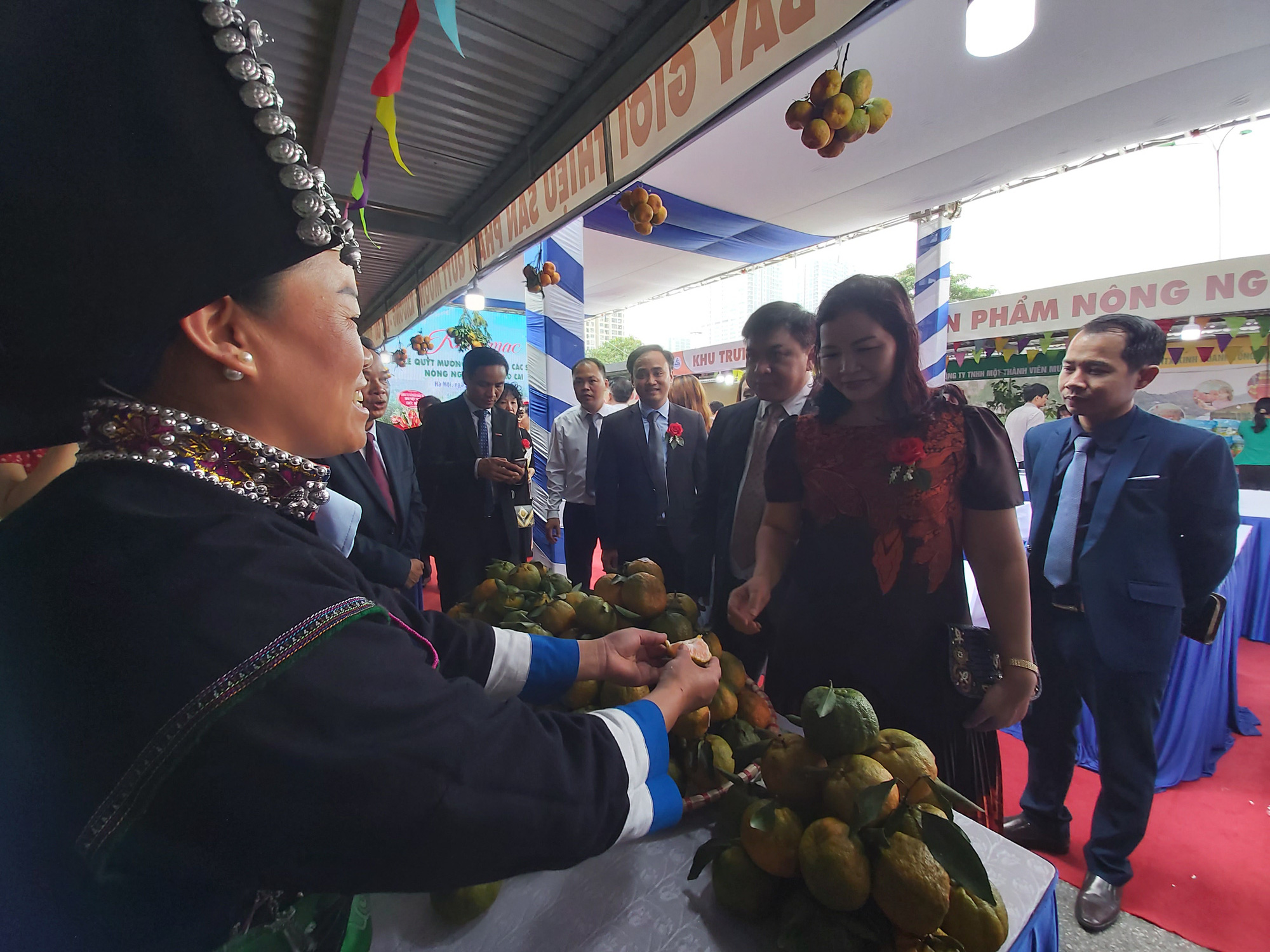 Quýt ngọt, gạo Séng Cù, bưởi Múc...của huyện Mường Khương &quot;đổ bộ&quot; xuống Thủ đô, người dân mê mẩn mua về ăn thử - Ảnh 10.