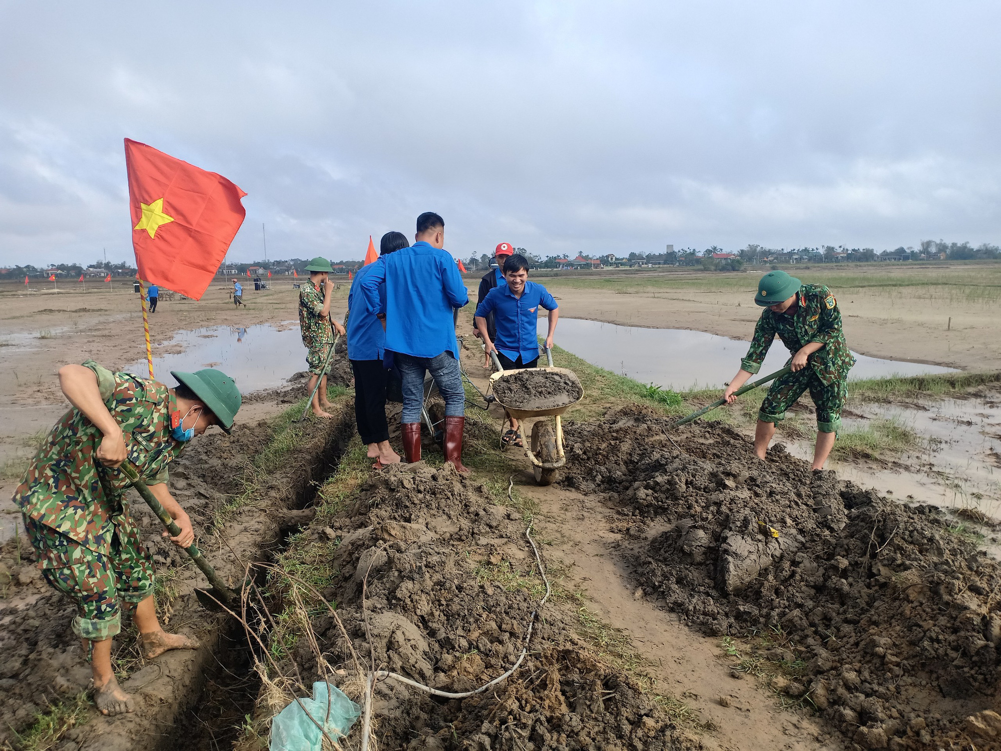 Quảng Trị: Thanh niên bật nhạc, xắn tay giúp nhân dân cải tạo đồng ruộng sau lũ - Ảnh 7.