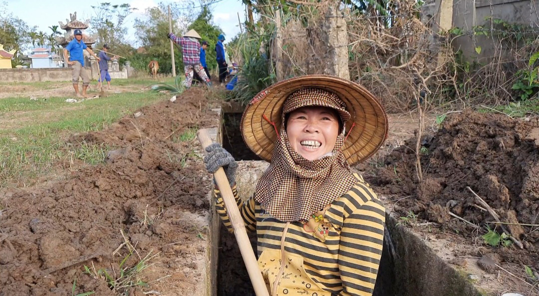 Quảng Trị: Thanh niên bật nhạc, xắn tay giúp nhân dân cải tạo đồng ruộng sau lũ - Ảnh 13.