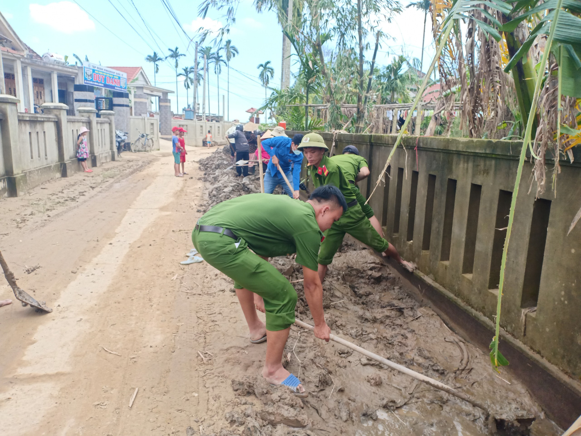 Quảng Trị: Thanh niên bật nhạc, xắn tay giúp nhân dân cải tạo đồng ruộng sau lũ - Ảnh 12.