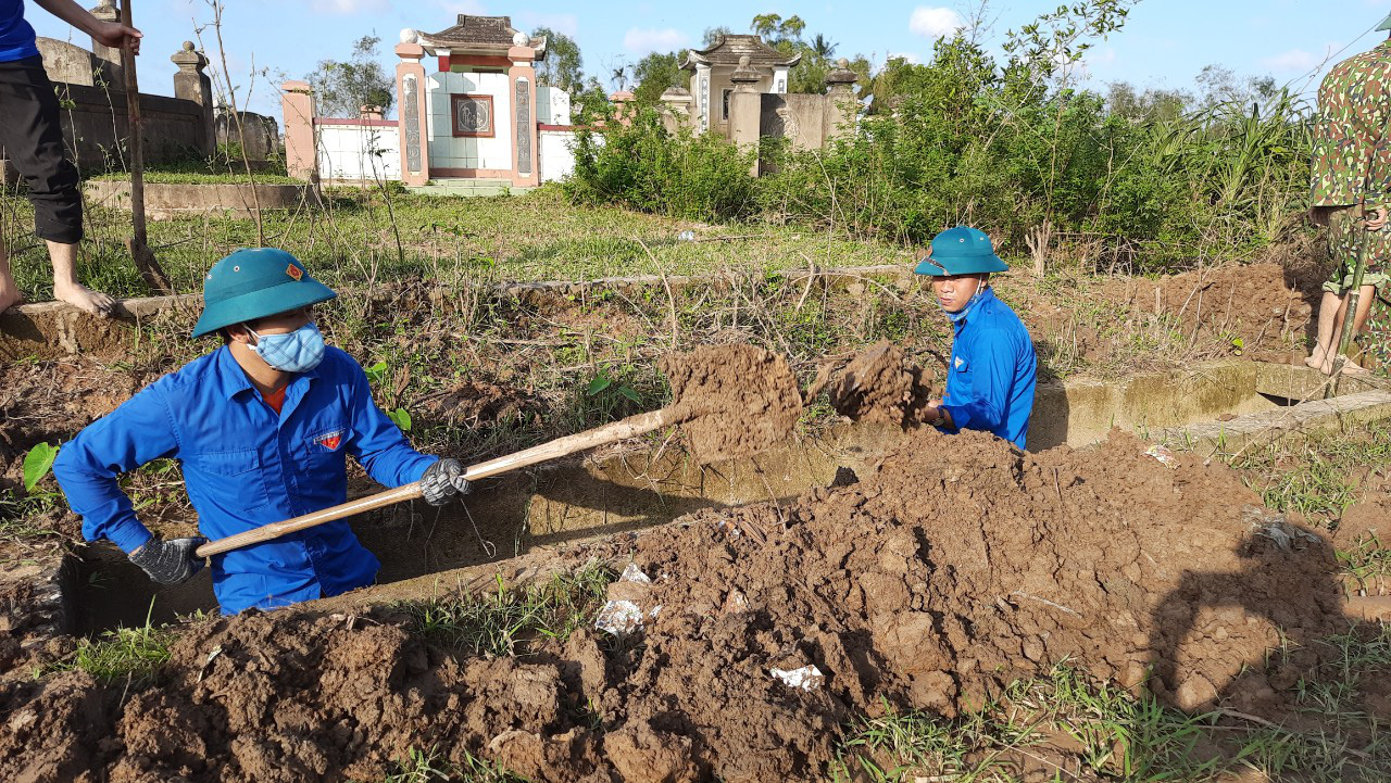 Quảng Trị: Thanh niên bật nhạc, xắn tay giúp nhân dân cải tạo đồng ruộng sau lũ - Ảnh 5.