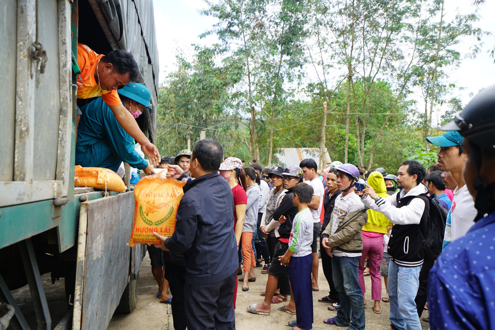 Quảng Nam: Tập đoàn FVG tặng 1100 suất quà hỗ trợ đồng bào miền núi bị ảnh hưởng do bão lũ  - Ảnh 7.
